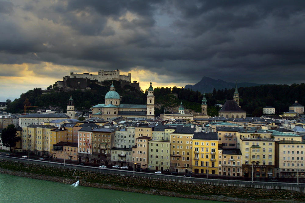 Panoramablick vom Kapuzinerberg auf die Salzburger Altstadt, an der Salzach entlang der Rudolfskai.